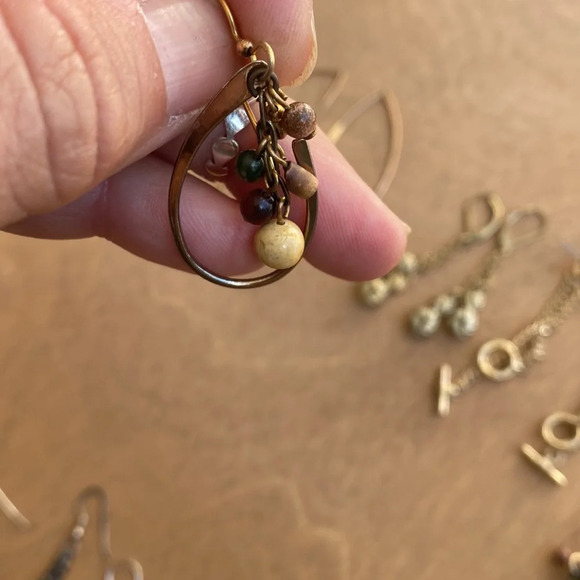 4 pairs of gold tone dangle earrings - Picture 9 of 9